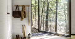 Interior con suelo de madera, objetos y ventanal abierto