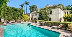 Una piscina en un jardín frondoso