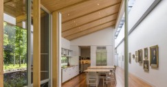 Cocina con techo inclinado