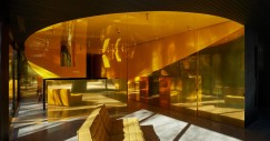 Salón con reflejos naranja