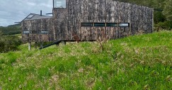 Exterior de la casa prefabricada de madera en los Andes