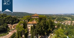 El castillo se encuentra a las afueras de Montepulciano, entre las colinas que caracterizan a la Toscana italiana 