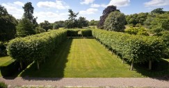 Jardines de la mansión de Corinna Larsen en Inglaterra