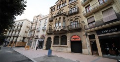 Fachada de la Casa Serra, en Reus, a la venta en idealista