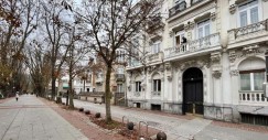 Fachada de la Casa de las Jaquecas, a la venta en idealista