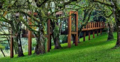 La cabaña y la pasarela de acceso