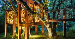 La cabaña por la noche iluminada