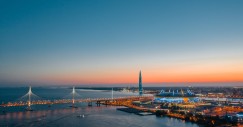 La torre sobre el mar y un puente 