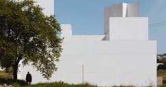 La ampliación, de 399 metros cuadrados, está delimitada por cuatro muros de hormigón que contienen un edificio geométrico y un amplio patio de grava.