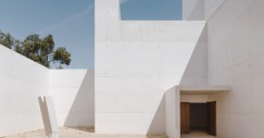 En el patio, Siza ha diseñado una escultura de hormigón de 1,8 metros de altura llamada "Wayfarer", un "homenaje poético al viaje interior del peregrino".