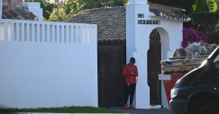 Antonio Banderas, a la salida de su vivienda en Marbella