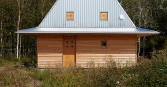 El elemento más llamativo de Hee House es su tejado de aluminio con forma de sombrero.