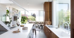 La planta superior es un espacio abierto y aireado con cocina, salón y comedor organizados en torno a un patio interior de tres lados.
