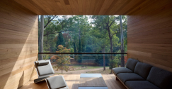 En el interior, el punto focal es el muro de cristal que ofrece vistas panorámicas del barranco y el bosque que la rodea.