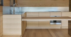 Con un diseño minimalista, pero acogedor, la cabaña cuenta con un dormitorio, un baño, una cocina y un salón. 