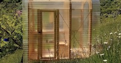 El habitáculo cuenta es de solo tres por dos metros y se divide en dos espacios, dividiendo un lavabo con inodoro y una ducha.