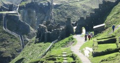 Murallas y paisaje del castillo de Tintagel.
