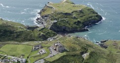 Vista aérea del tómbolo, con el castillo de Tintagel y, en primer plano, el Hotel Castillo de Camelot, levantado en 1899.