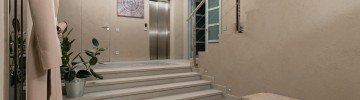 Ascensor instalado junto a escalera en una comunidad de vecinos