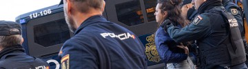 Policía deteniendo a una mujer