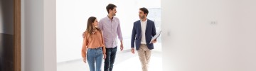 Un agente inmobiliario enseñando una casa a unos posibles compradores