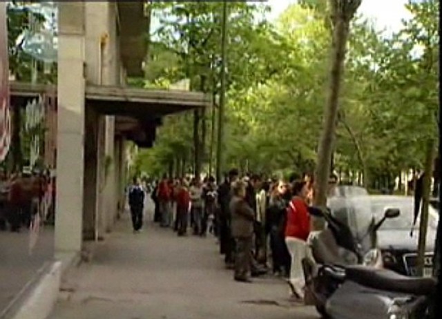colas de gente a las puertas de la oficina de roan en madrid este fin de semana