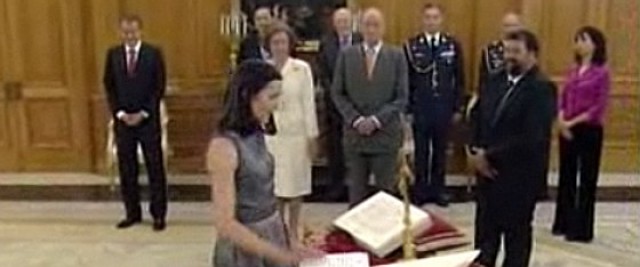 momento de la jura del cargo de gonzález-sinde como ministra de cultura