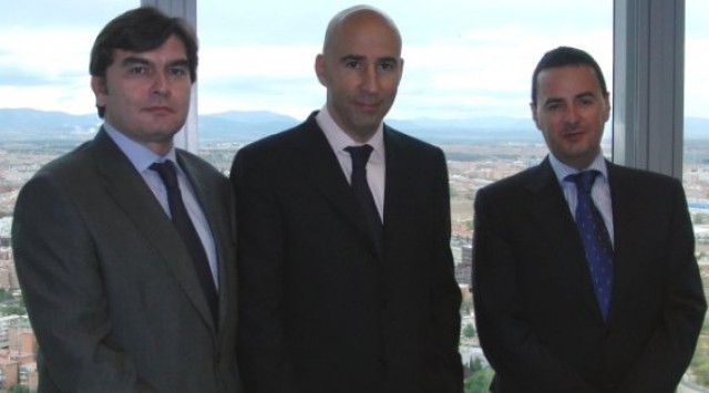 de izquierda a derecha: antonio herrero, consejero delegado; sergio martínez, presidente, y miguel zornoza, director de agencia
