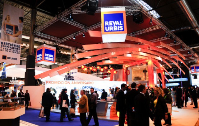 stand de reyal urbis en una edición pasada de sima