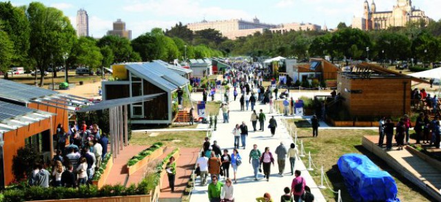 montaje de la villa solar que se celebrará en junio en madrid