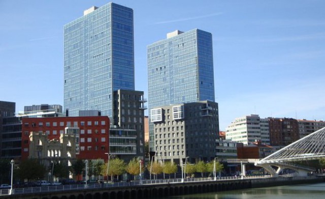 panorámica del complejo de edificios isozaki atea