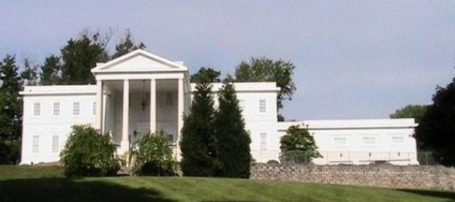 fachada principal de la réplica en 'miniatura' de la casa blanca