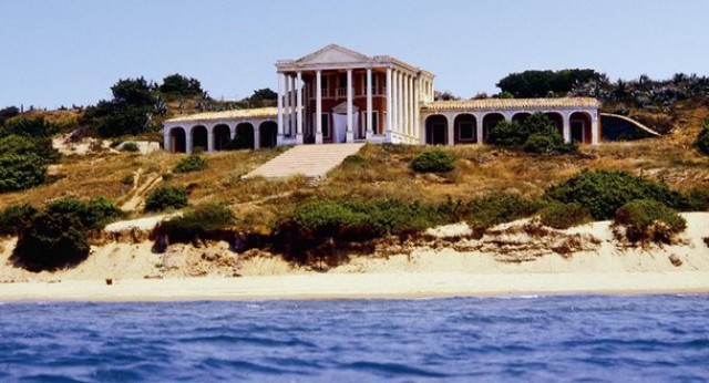 fachada principal de villa volpi, en sabaudia