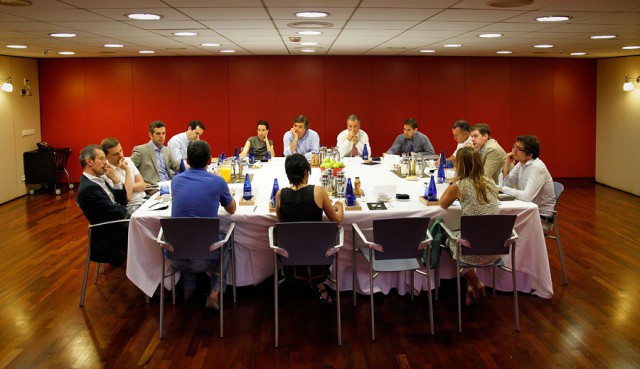 mesa con los asistentes a la tercera edición del quo vadis, vivienda?