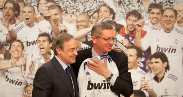pérez y gallardón en la celebración del real madrid como campeón en la copa del rey 2010/2011
