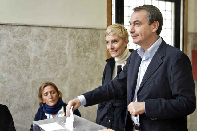 zapatero, junto a su mujer sonsoles, votando