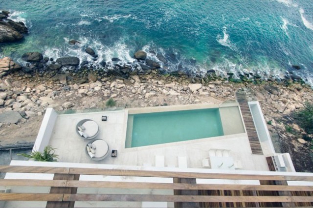 vista de la piscina al lado del mar