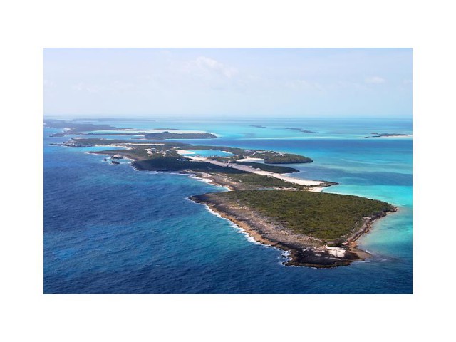 vista aérea de cave cay, en las bahamas