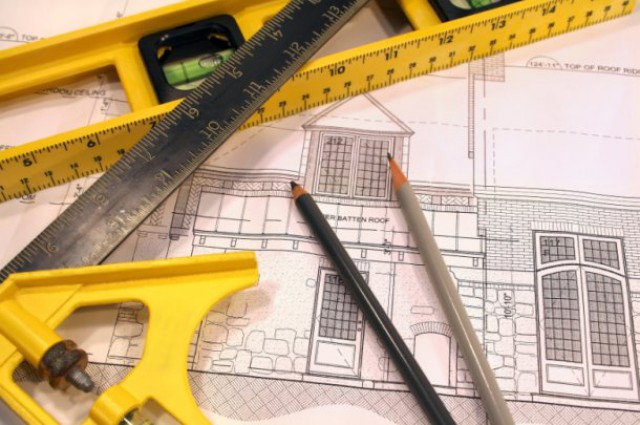 la crisis reduce puestos de trabajo y sueldos a los arquitectos