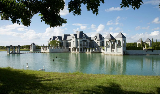 castillo moderno de lago con cisnes