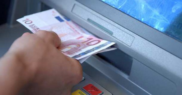 sacar tu dinero de un cajero puede salir caro
