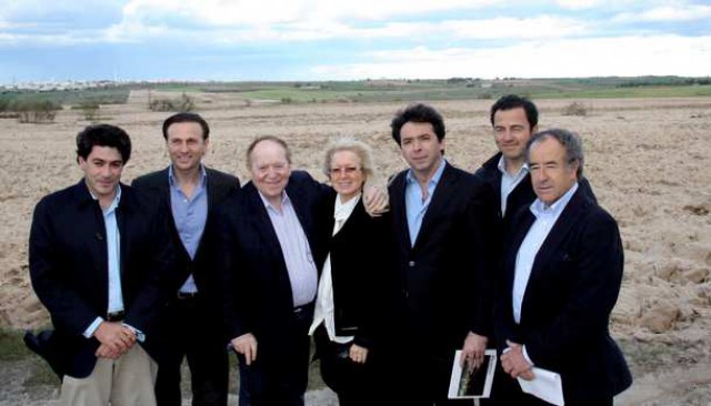 adelson visita los terrenos de alcorcón norte con su esposa y dirigentes municipales y regionales
