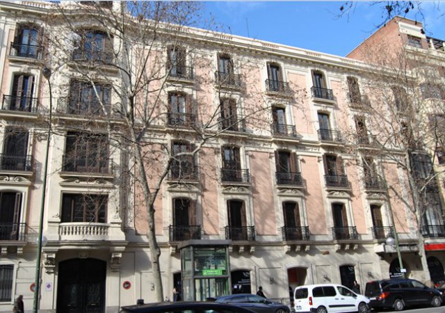 fachada del edificio de viviendas de lujo situado en el barrio de salamanca (madrid)
