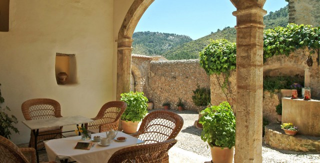 terraza del hotel son palou en mallorca