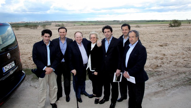 sheldon adelson, presidente de las vegas sans, en el centro de la imagen
