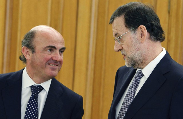 luis de guindos, ministro de economía, junto con el presidente mariano rajoy