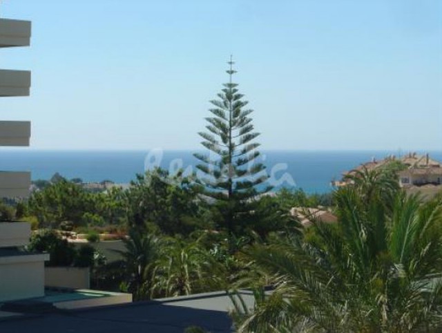 vistas al mar desde un apartamento de marbella, en málaga