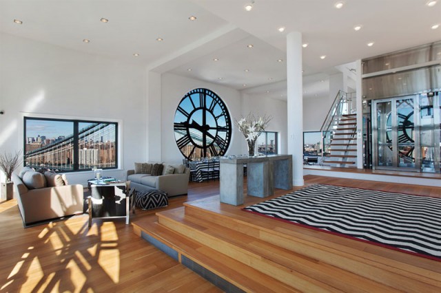 interior del tríplex de lujo con vistas de brooklyn