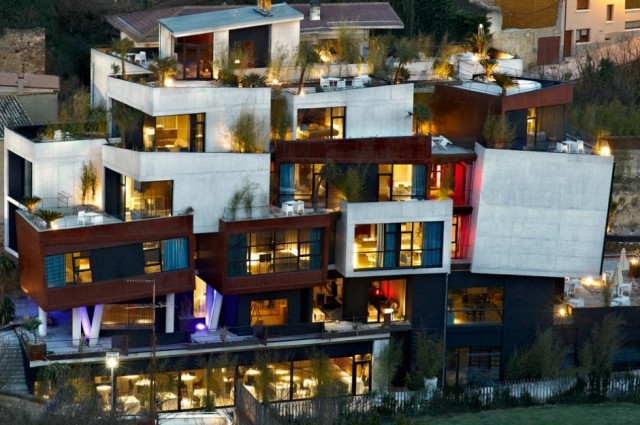 el hotel viura en el pueblo villabuena de álava