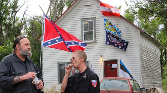 un grupo de neonazis hace guardia delante de la casa de su líder, paul craig cobb, en leith (dakota del norte)